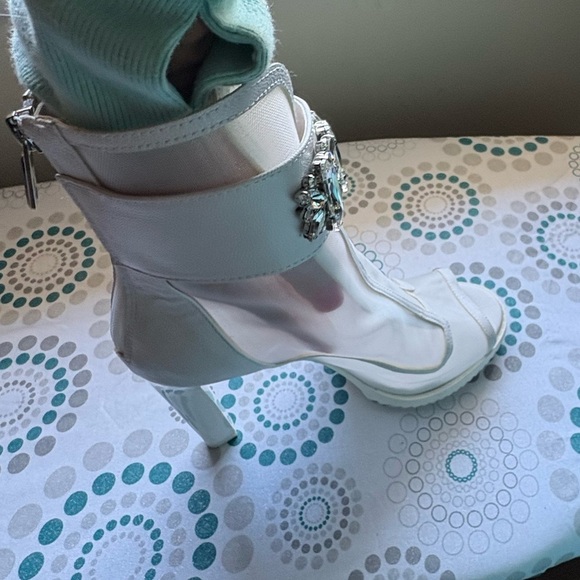 NEW- Karl Lagerfeld Elegant White Heeled Sandals with Crystal Embellishments - Picture 4 of 11